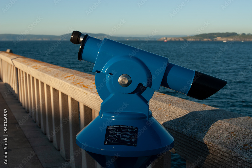 Paseo y mirador con telescopio de monedas en la ciudad gallega de A Coruña.