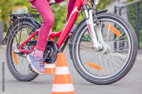 Kind auf Fahrrad beim Slalom im Verkehr Unterricht