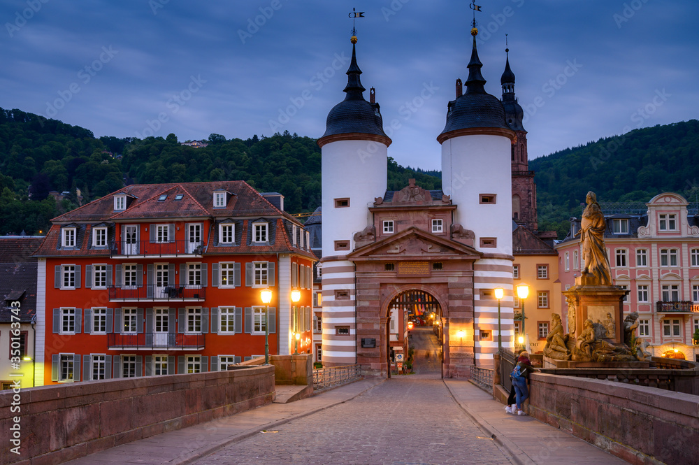 Fototapeta premium Alte Brücke Heidelberg ohne Touristen (13. Mai 2020)