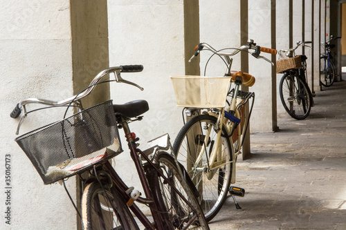 biciclette tra i portici delle città Italiane photo