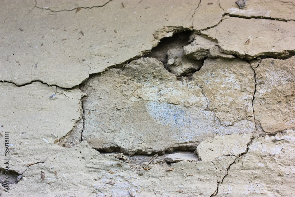Obraz premium White wall with cracks: background and textures.