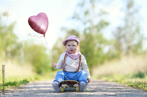 lachendes Kind mit Luftballon photo