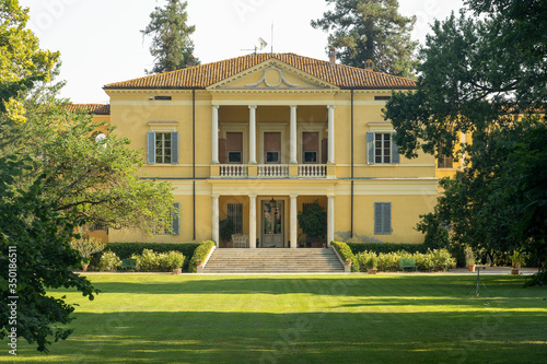 Fototapeta Naklejka Na Ścianę i Meble -  Historic villa at Molino dei Notari, in the Parma province