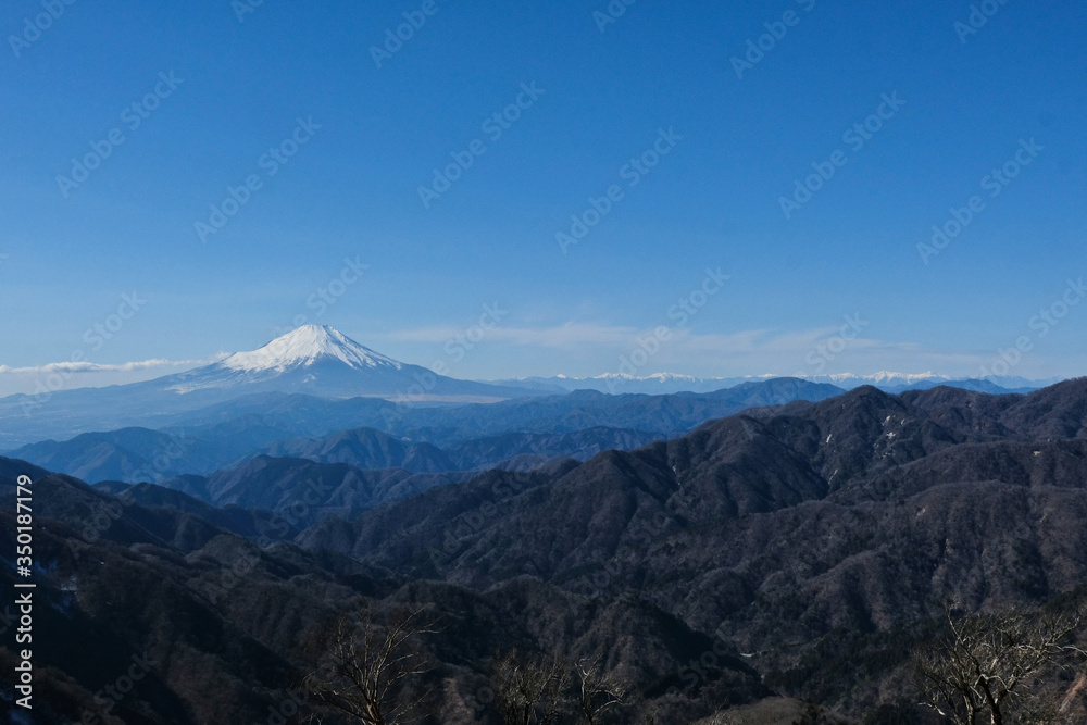 富士山。日本の冬の里山歩き、丹沢、塔ノ岳、神奈川県。View of Mt.Fuji with snow. Trekking at mountain area, Tanzawa Japan.