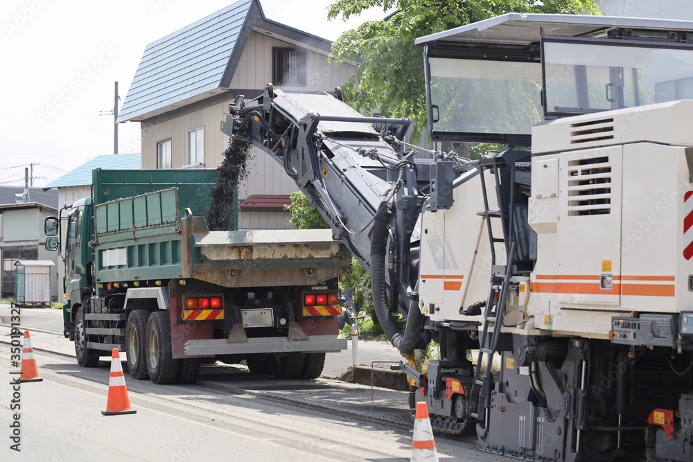 道路のアスファルトを削る路面切削機 道路のアスファルトを削る路面切削機