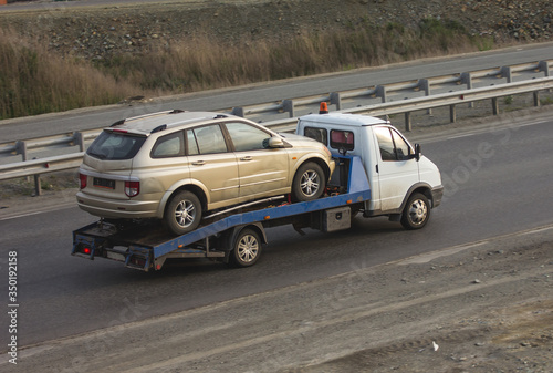  Special vehicle carries an cars on a highway