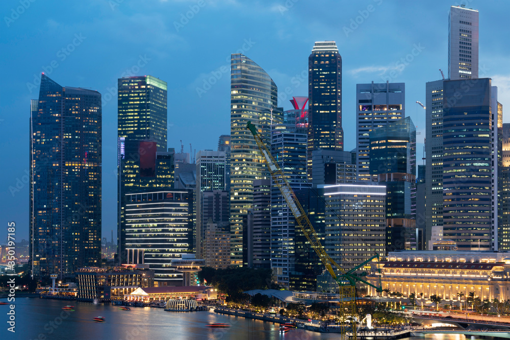 Obraz premium Picturesque panoramic view of Singapore city at sunset. Financial and trading center hub in Asia region. Concept of success. Modern buildings in high-tech world.