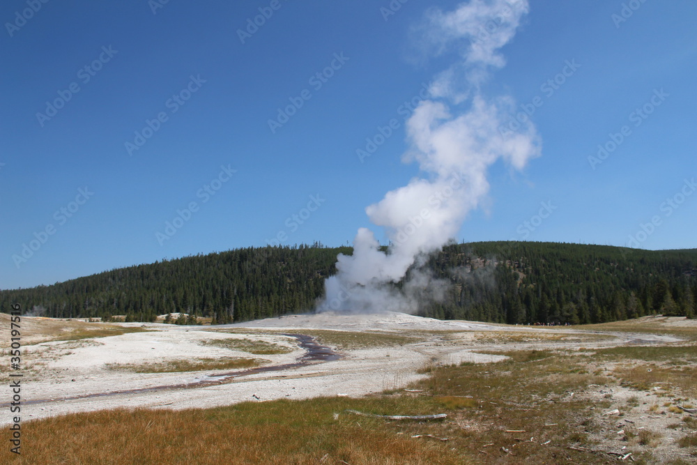 Geyser dans le parc de Yellowstone, Etats-Unis Geyser dans le parc de Yellowstone, Etats-Unis