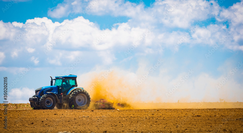 Obraz premium tractor in field