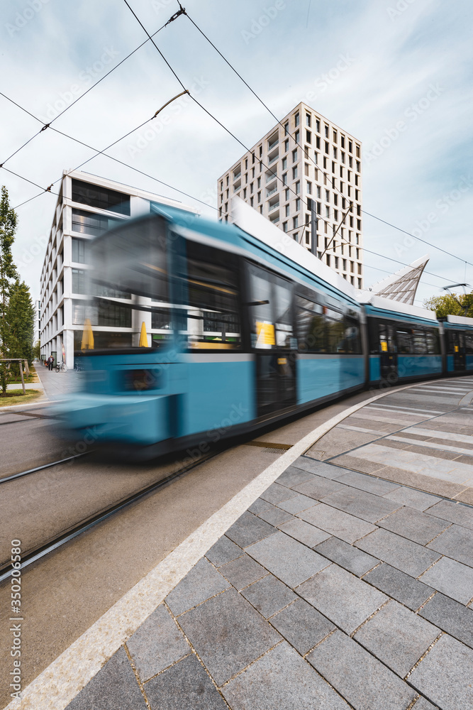 Fototapeta premium Bahn fährt los