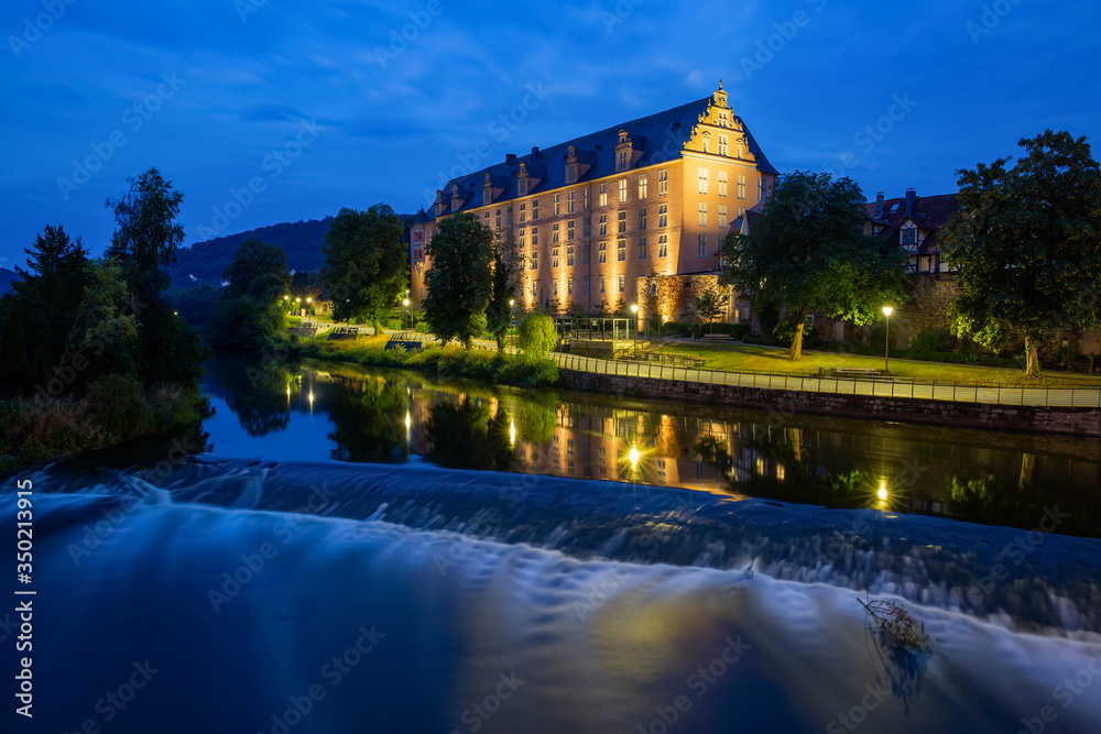 Der Fluss Werra in Hannoversch Münden mit Wasserfall am Abend zur Blauen Stunde