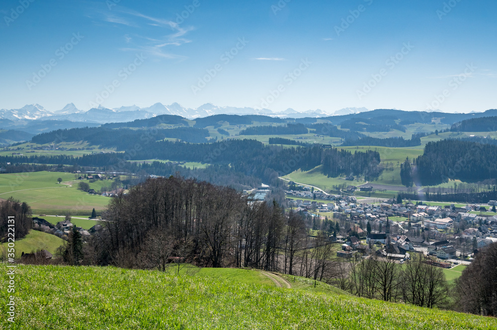 Aussicht auf Hasle-Rüegsau im Emmental zu den Berner Alpen