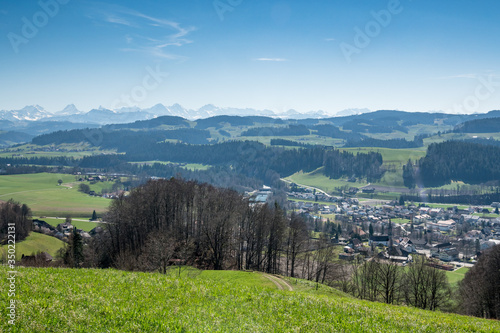Aussicht auf Hasle-R  egsau im Emmental zu den Berner Alpen