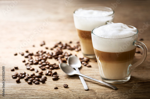 Fotografia glasses of latte macchiato coffee