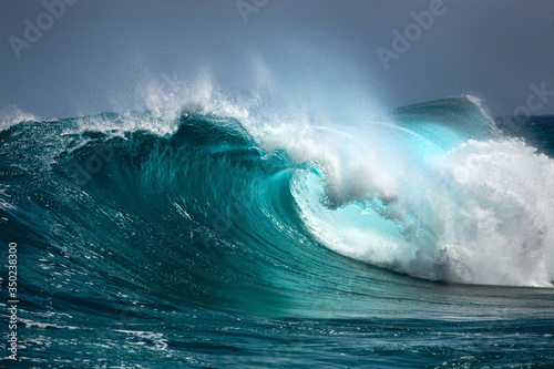 Ocean wave in stopmy weather © irabel8