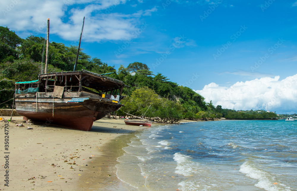 Fototapeta premium Boat on the shore in Kenya beach