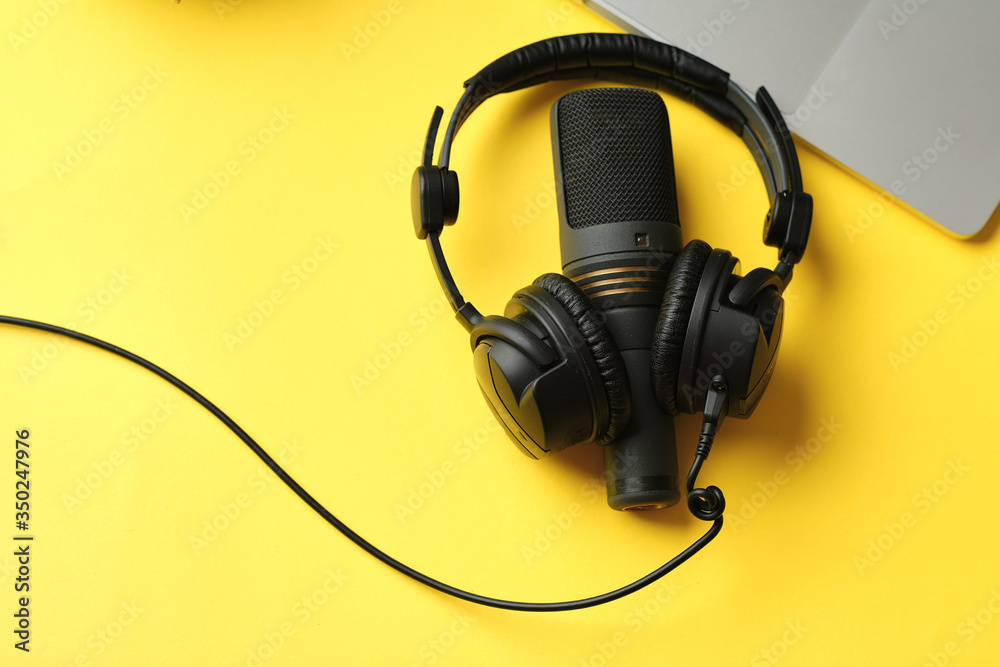 Flat lay composition with Microphone for podcasts and black studio  headphones on yellow background, learning online education concept. Stock  写真 | Adobe Stock