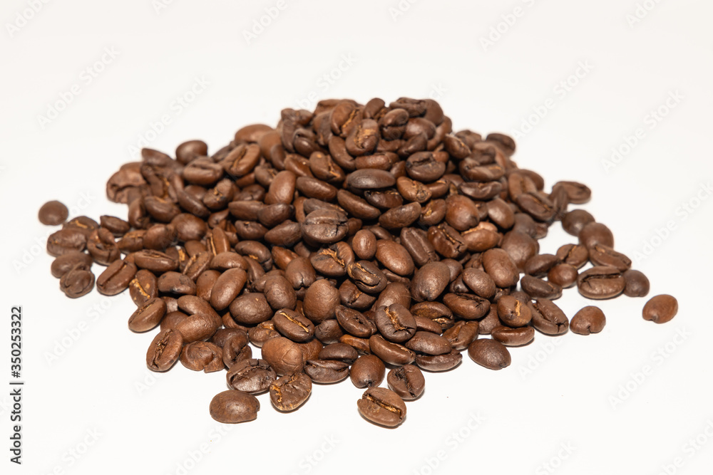 Naklejka premium coffee beans and white background