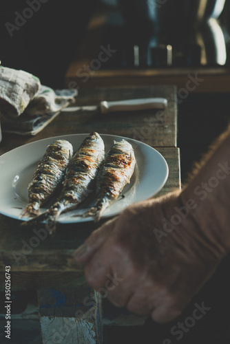 ssiette de sardines grillées sur une table en bois. photo