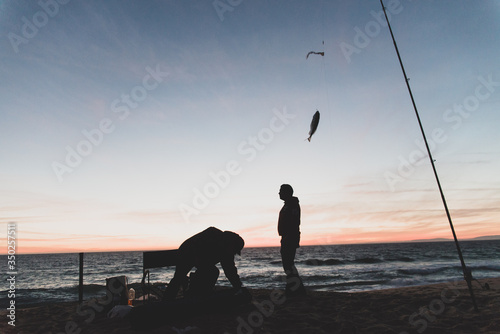 Pêcheurs sur une plage du Portugal photo