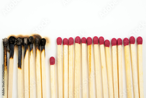Φωτογραφία Burnt matches and whole matches on white background