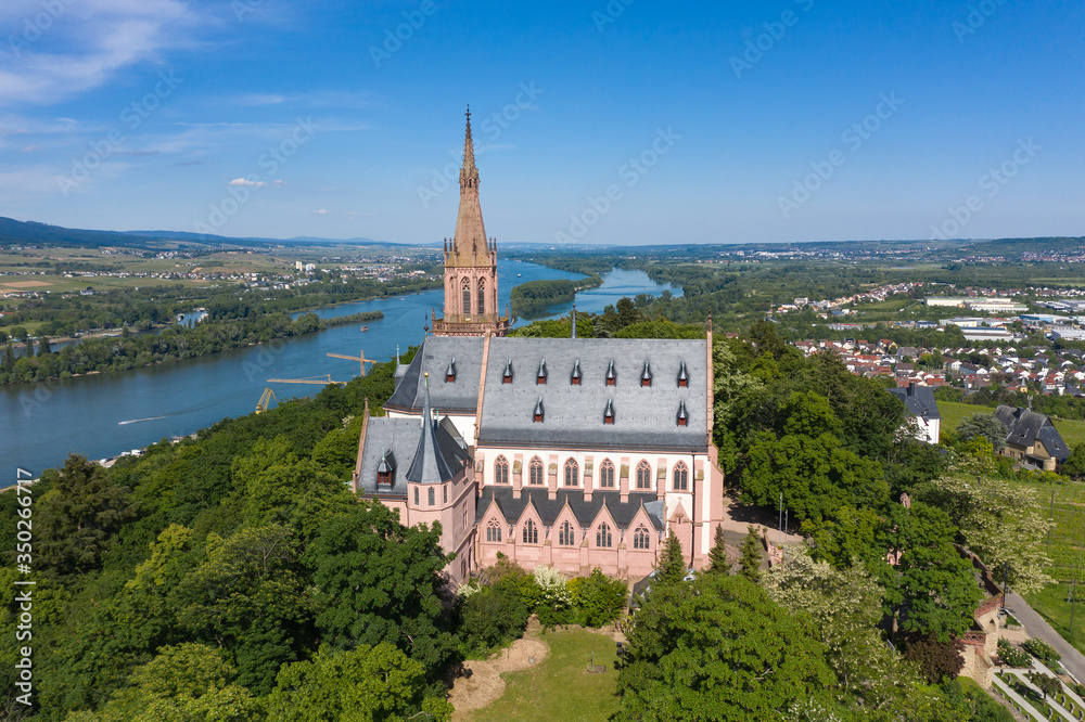 Blick von oben auf den Rhein bei Bingen/Deutschland mit der Rochuskapelle im Vordergrund