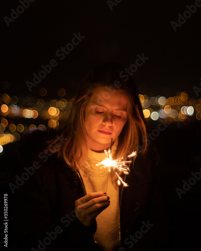 una chica mirando a una bengala