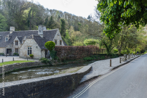stone village with typical english houses next to a river, Castle Combe © Eloy