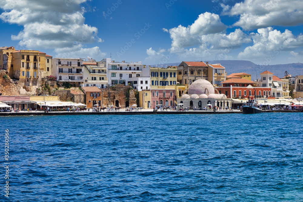 Obraz premium Une vue du port de la ville de la Canée en Crète avec la célèbre mosquée des Janissaires