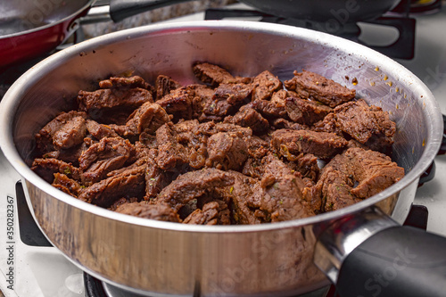 Carne bovina de Alcatra cortada em tiras frita na frigideira. photo