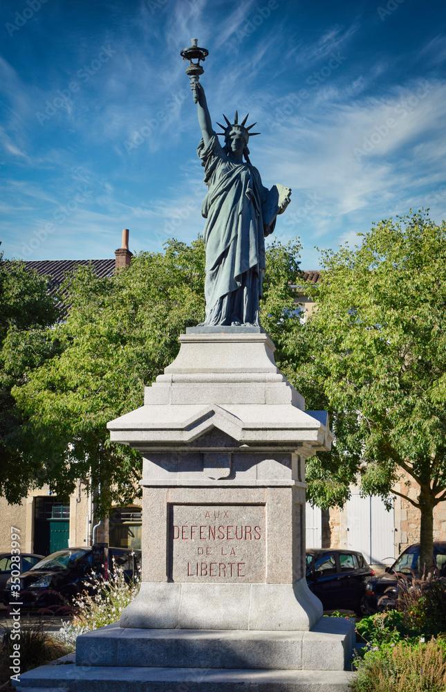 Fototapeta premium Estatua de la Libertad en la ciudad de Poitiers, Francia