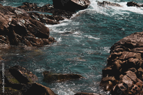 rochas ao mar