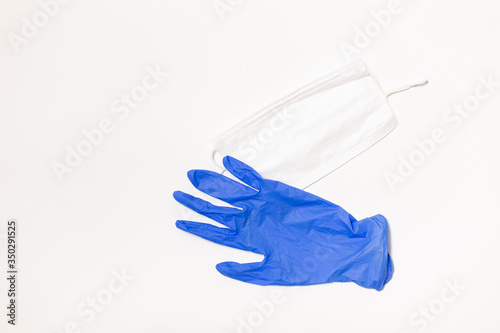 Obraz na płótnie latex gloves and medical mask on white background w salonie