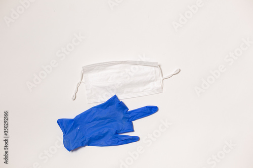 Obraz na płótnie latex gloves and medical mask on white background w salonie