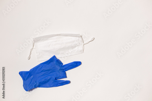Obraz na płótnie latex gloves and medical mask on white background w salonie