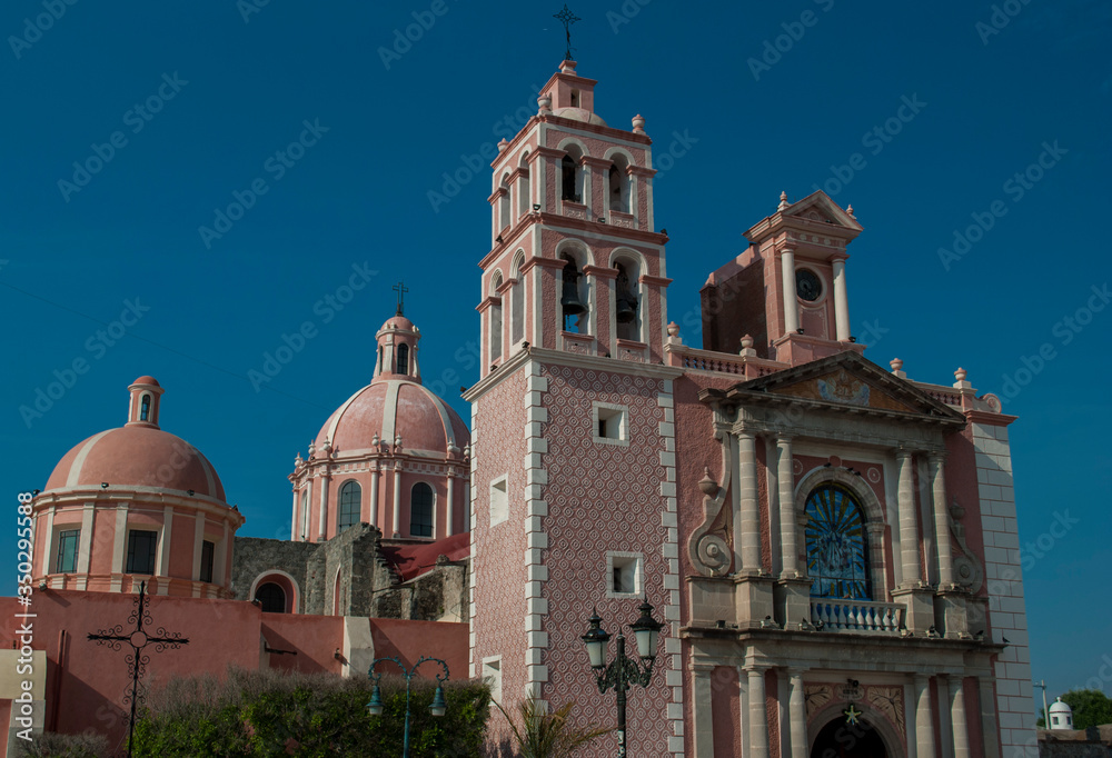 Parish church of Santa María, in Tequisquiapan Mexican town. Neoclassical style with simple lines and made of pink sandstone, wekeend in Tequisquiapan