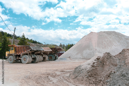 Valokuva Three large mine trucks are parked by the hill of the mineral ready for transpor