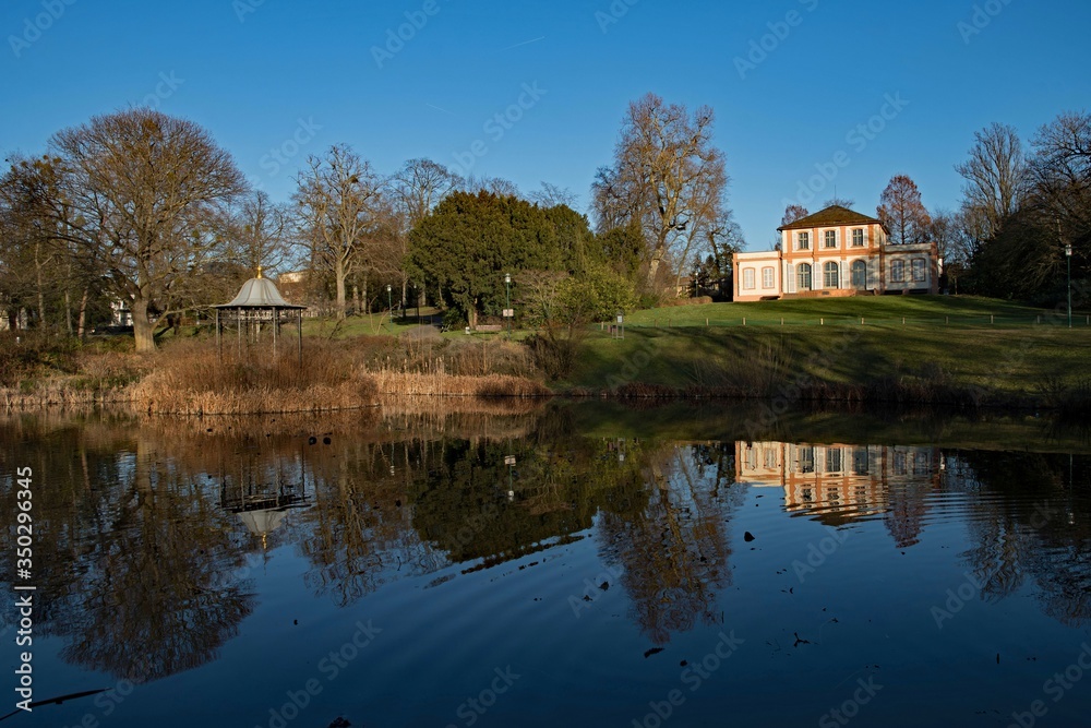 Blick auf das Prinz-Emil-Schlößchen im Prinz-Emil-Garten in Darmstadt in Hessen, Deutschland Blick auf das Prinz-Emil-Schlößchen im Prinz-Emil-Garten in Darmstadt in Hessen, Deutschland