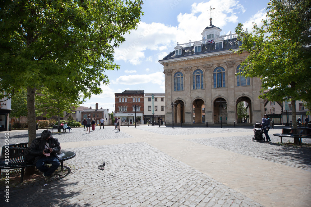 Obraz premium The market square and Old County Hall in Abingdon Town Centre in Oxfordshire, UK