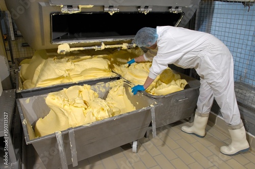 Fabrication industrielle du beurre, salarié photo