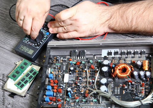 Electronics repair shops. The wizard configures the tester before starting the repair. photo