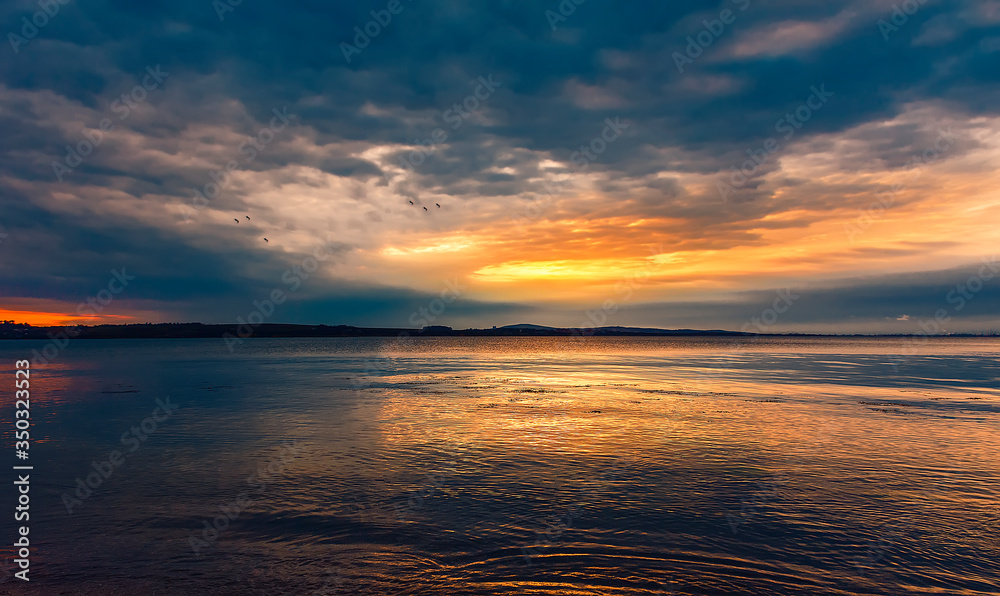 Obraz premium sunset over the sea