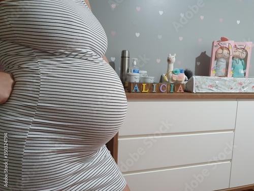 Canvas Print pregnant woman holding her belly grávida gravidez alicia bebê baby girl