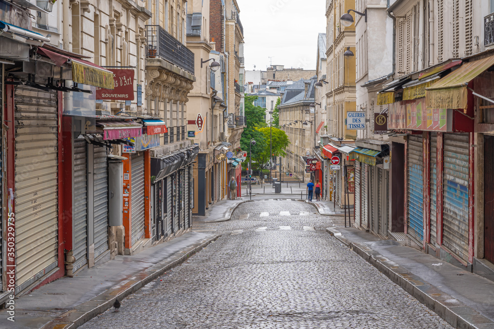 Obraz premium Paryż, Francja - 05 09 2020: dzielnica Montmartre. Steinkerque Street podczas uwięzienia przeciwko koronawirusowi