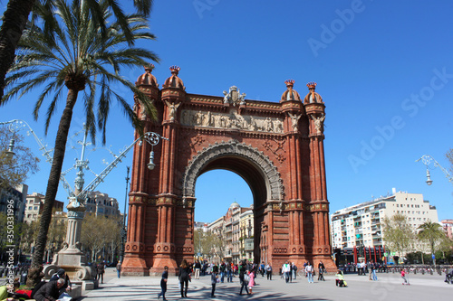 vista esterna edificio monumento storico centro città di Barcellona