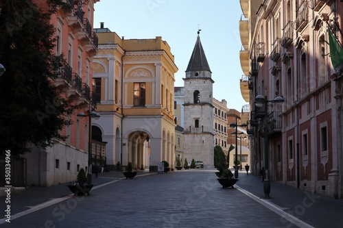 Tableau sur toile Benevento - Scorcio di Santa Sofia la mattina presto