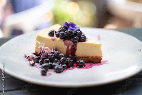 cheesecake with berries