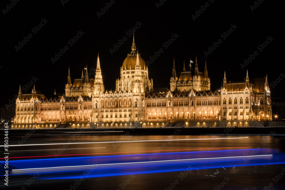 Obraz premium hungarian parliament in budapest by night.