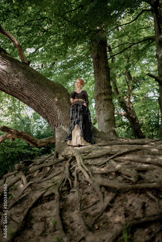 Frau am altem Baum Frau am altem Baum