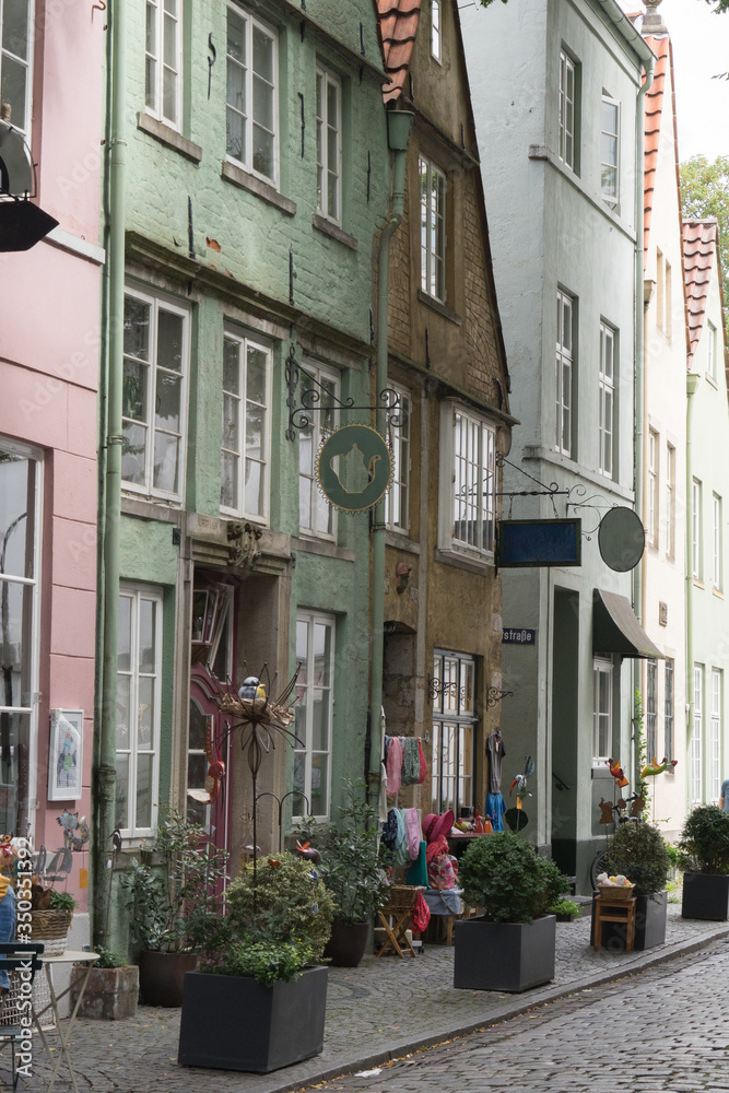Alte, größtenteils unter Denkmalschutz stehende Häuser in den engen Gassen des historischen Altstadtviertel Schnoor in Bremen